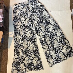 Chic Black and White Floral Wide Leg Pants large